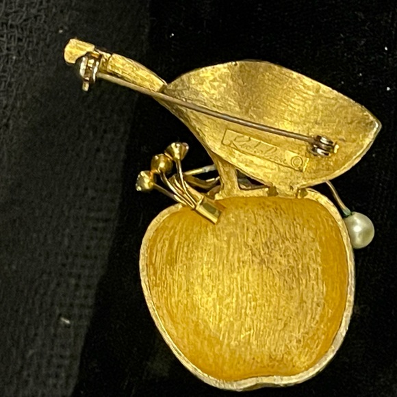 VINTAGE RICHELIEU GOLD TONE BROOCH/PIN APPLE WITH PEARLS & RHINESTONES! - Picture 7 of 9